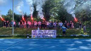 Stojący nad przepaścią górnik wałbrzych może liczyć na wsparcie arkowców. W Sobote Wybieramy Sie W 80 Osob Ultras Gornik Walbrzych Facebook