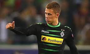 Он играет на позиции левый вингер. Torgan Azar Vybral Novyj Klub Borussiya Dortmund Futbol Na Soccernews Ru