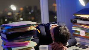 ｢心の豊かさ｣を優先するのは高齢者だけ…内閣府の世論調査で判明した｢とにかくカネが足りない｣現役世代の叫び たった16年でなぜこれほど変わったのか |  PRESIDENT Online（プレジデントオンライン）