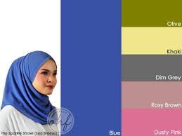 Dahulu internet pernah diretakkan dengan fenomena warna baju yang diperdebatkan hampir sekalian wargamaya serata dunia, yanny dan laurel, dan pertama kali kita lihat gambar tersebut, sama ada berwarna pink putih atau hijau kelabu, kita mungkin menganggap tidak mungkin ada orang lain yang. Kombinasi Warna Baju Kelabu Dan Tudung