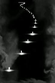 就像置于锅中的酥油灯不会照亮外面 一旦锅坏了 酥油灯的光芒就此可照明 因此 锅好比是自己的身体 而真如即是酥油灯 当被上师的教诲揭破时 佛陀的智慧就此显露 瑜伽很好地从上师的口中传授之 这样空间从空间中升起 空间看到了空间 圣天菩萨