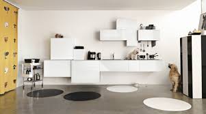 Dans cette petite cuisine originale en l, le coloris laqué blanc concerne aussi bien les meubles hauts que les. Cuisine Blanche Laquee 99 Exemples Modernes Et Elegants