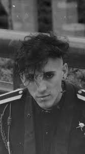 Je n'essaie pas d'être gay ou quoi que ce soit, mais Maynard est vraiment  beau ici. : r/ToolBand