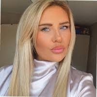 Sarah Upton's Instagram, Twitter & Facebook