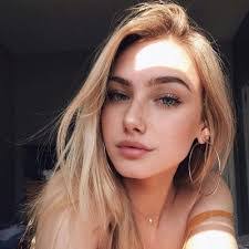 Evelyn Valero's Instagram, Twitter & Facebook