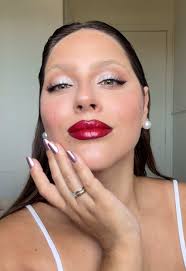 Makeup inspiration Lady Gaga in Rio ✨ Produtos: Hidratante moister surge  @cliniquebrasil Primer glow @ninamkup Contorno medium @oceane Corretivo cor  0 @anitaesmaltes Corretivo cor 01 @missrose_brasil ...