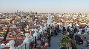 It is located in the centre of the iberian peninsula, and of the central plateau (meseta central). Madrid Die Neue Dachterrasse Des Edificio Espana Zieht Menschenmassen An