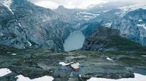 Ab der bergstation geht es aufwärts durch einen kessel zur Lage Zustieg Muttseehutte