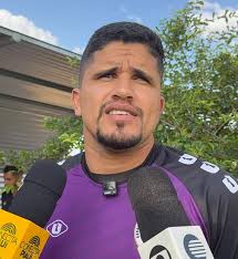 Atacante sofre pênalti após levar tesoura em falta forte; ambulância é  acionada