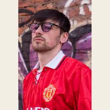 Hi Everyone 👋 I'm a videographer/photographer and looking for a female  model to do a photo shooting with Manchester City merchandise around  Manchester City center Anyone that might be interested send me