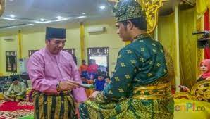 Upacara tradisional kepulauan riau tidak dapat dipisahkan dari agama dan kepercayaan yang melayu dan islam adalah dua hal yang berbeda. 15 Upacara Dan Adat Istiadat Khas Riau Gambar Dan Penjelasannya Mantabz
