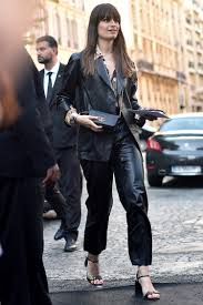 Les billetteries sont ouvertes ! Le Style Retro De Clara Luciani En 11 Looks Vogue Paris