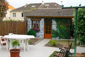 Creation D Un Trompe L œil Pour Une Maison De Jardin Peinture Realisee Sur L Ensemble De La Maison Avec Effet D Jardin Maison Decoration Exterieur Maisonnette