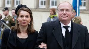 De volwassen kinderen van huisschilder carlos (49) en taxichauffeur colinda den hollander (54) zijn in de nieuwe serie van ik vertrek een stuk pessimistischer over de grenzeloze ambities van hun ouders dan het stel zelf. Ik Vertrek Ik Heb Mijn Oudste Zoon Al Een Jaar Niet Gezien Tv Telegraaf Nl