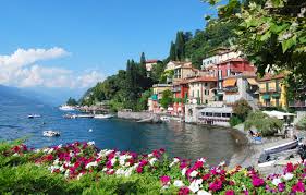 Wanneer je een ijsliefhebber bent, is een ijsco bij de ijszaak tegenover de aanlegsteiger een echte aanrader. Wallpaper Flowers Lake Home Italy Petunia Lombardy Como Varenna Images For Desktop Section Gorod Download