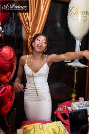 How to poses for birthday partys photos poses ideas form niharika jain tik tok videos on sara creations #niharikajain. A Picture Photography Cakes Kinks And Coils