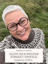 Jeg har haft æren af at strikke denne smukke kjole med et mønster  inspireret af en kundes perlekrave fra hendes nationaldragt. De unikke  mønstre på perlekraverne i de grønlandske nationaldragter er ikke