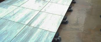 Certains posent directement le carrelage sur la dalle béton mais c'est une erreur car la chape a un rôle amortisseur. Terrasse Sur Plot Prix Et Conseils De Pose Allojardin Com