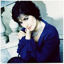 I Listen To Enya When I Wanna Relax And Read A Book Her Music Is So Calming Musique Celtique Chanteur Actrice