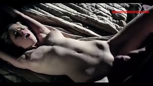 Une brune sexy aime le sexe brutal avec un inconnu