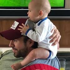 Julio y Enrique Iglesias: la historia de un vínculo de conflictos y  rivalidades