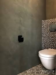 exclusieve stucco afwerking in toilet muur betonlook badkamer groen muur groen