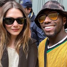 elizabeth with a fan in paris recently 💛