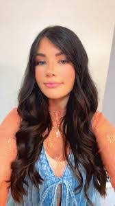 Julie Pinter's Instagram, Twitter & Facebook