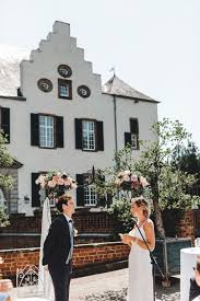 Die Burg Heimerzheim In Swisttal Bietet Im Sommer Eine Marchenhafte Kulisse Fur Eine Freie Trauung Draussen Jetzt Alle In 2020 Kleid Hochzeit Hochzeit Sommerhochzeit