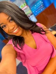 Happy Monday! I had someone ask me the other day why I always wear bright… 