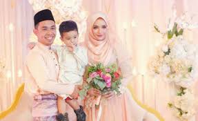 Hafiz, 33, mengucapkan lafaz cerai talak satu di hadapan hakim syarie shukran yusof di mahkamah rendah syariah petaling. Kakak Joy Revfa Perli Hafiz Hamidun Di Facebook Murai My