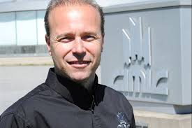 Un membre du CIMIC aide à l'implantation d'un programme de mécanique  automobile au Chili