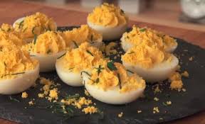 Recette œuf Mimosa Releve Au Poivre En Video Recette Oeufs Mimosa Recette Recette Oeuf Oeuf Mimosa