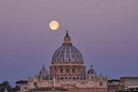 La Superluna Di Primavera Sospesa Sui Tetti Le Cupole E I Monumenti Di Roma Lower Manhattan Monumenti Roma