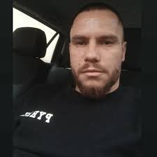 Vetëm me veten Kemi mësuar të vlerësojmë personat Kur xhepin e kanë, plotë  e, të fryrë... Hallet e tjetrit nuk janë “tonat” Por nuk është mirë, kur  ndrron fytyrë. Duhet të dish