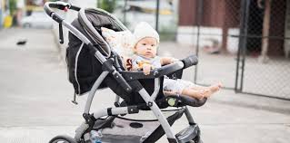 Setelah bayi berusia 6 bulan maka bayi mulai bisa menerima makanan yang sedikit lebih padat. Stroller Untuk Bayi Bisa Menghambat Tumbuh Kembang Anak Kok Bisa