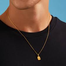 Gros plan sur un pendentif en or