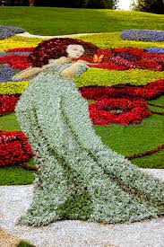 The Beauty Of An Unusual Garden Via Kameleonputnik Weebly Com Beautiful Gardens Garden Art Topiary Garden