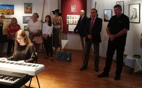 Convinși că e doar temporar, vă aratăm puțin din temporara noastră, portretul în arta băimăreană, pe blog, unde puteți citi și descrierea făcută de curatorul expoziției, dr. ExpoziÈ›ia Claselor De Arte Vizuale Din Cadrul Cjcpct Liviu Borlan MaramureÈ™ SecÈ›ia È™coala PopularÄƒ De ArtÄƒ GÄƒzduitÄƒ De Muzeul JudeÈ›ean De Istorie È™i Arheologie Baia Mare MaramureÈ™