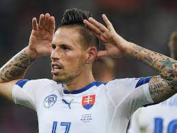 Marek hamsik is a slovakian professional footballer who plays as an attacking midfielder for seria a club napoli and the slovakia national team. Hamsik Wie Weit Die Schuhe Tragen Kicker