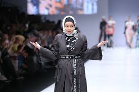 Tampil elegan menjadi salah satu penyebab mengapa demikian. Karya Berbeda Dian Pelangi Di Jakarta Fashion Week 2019 Hijab Dream Co Id