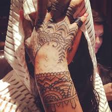 Answer to the question rihanna got a tattoo across her fingers while wearing a piece of clothing with the face of what rock star? Rihanna Tattoo Artist Flown 1 500 Miles To Modify New Zealand Tribal Design Backlash Over Mash Up Of Traditional Tribal Art Mirror Online