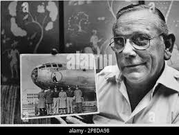 Hiroshima-Atombombe-Crew auf Tinian Insel der Marianen. Besatzung der Enola  Gay: L, R, kniend: Sgt. George Caron Stockfotografie