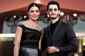 Selon hervé lusangu, frère cadet de la femme du pasteur, « personne ne connait le vrai mobile de ce meurtre. Pierre Niney Decouvrez Sa Femme Natasha Andrews La Mere De Ses Enfants