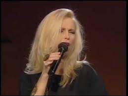 La voce di pietro berselli, mentre canta il suo pensiero stupendo; Skitarrate Accordi Testi Pensiero Stupendo Patty Pravo