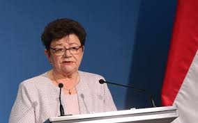 Müller cecília utalt arra, hogy az új vakcinabeszerzésekkel már a 60 év felettiek, illetve a 89 évnél idősebb állampolgárok oltása kezdődhet meg; Nepszava Muller Cecilia Korul Nem Lazul A Rendori Vedelmi Gyuru