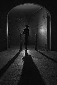 Me Preguntaron Si No Me Daba Miedo Caminar Sola Por Las Calles De Noche Respondi Que Anes Asi Pero Black And White Pictures Shadow Silhouette Black And White