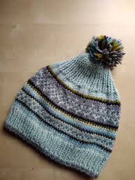 Si tratta infatti di crearla ai ferri, scegliendo tra quella. Berretti Ai Ferri Per Bambino Disegni Norvegesi Con Ponpon Lana Mer Su Misshobby
