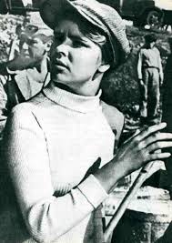 Тамара сёмина — народная артистка рсфср с 1978 года, получила статус любимицы советских зрителей после ряда сыгранных ролей. Tamara Semina Tvorcheskaya Biografiya