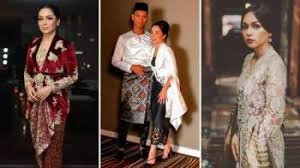 Baba perempuan memakai pakaian kebaya dan kain sarong. Kebaya Nyonya Tidak Ditelan Zaman